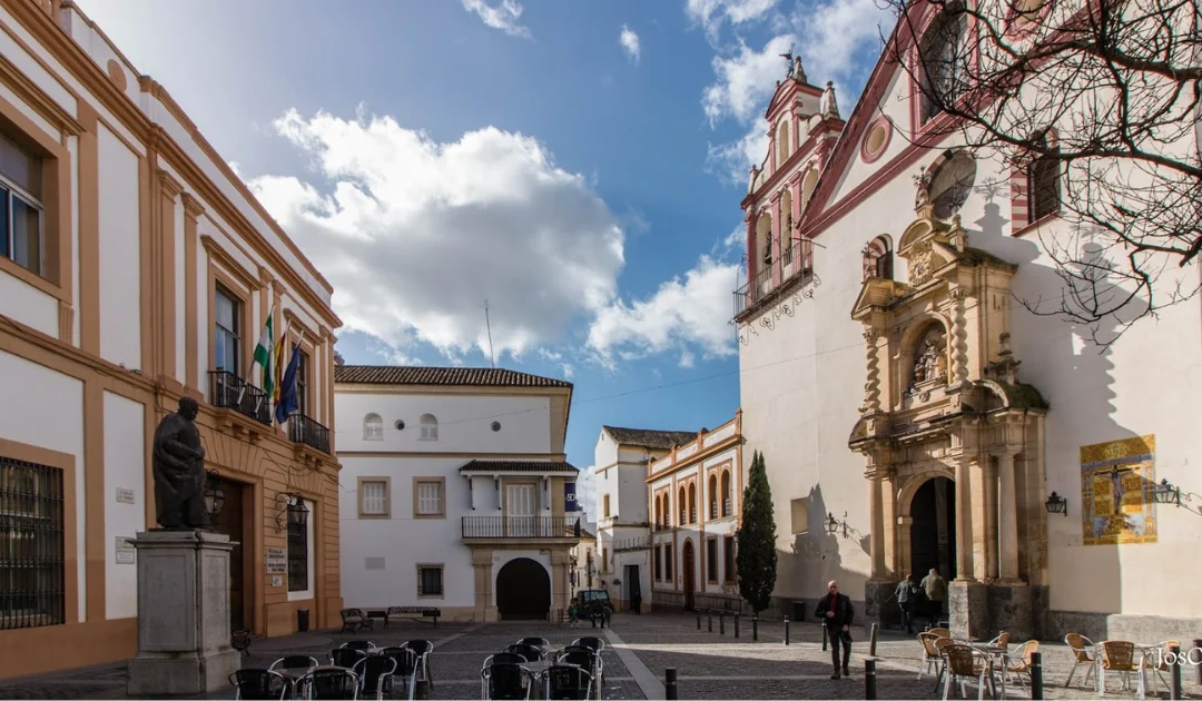 Un paseo por la Plaza de la Trinidad: Historia, cultura y gastronomía